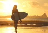 Puzzle Belle surfeuse en contre jour au coucher de soleil